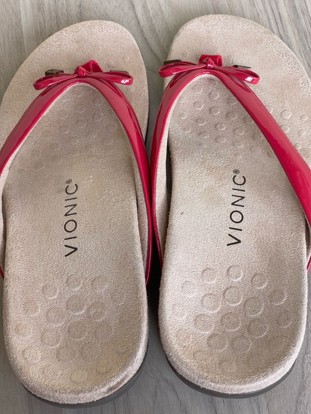 Vionic Women's red Patent Bow Thong Sandals - Picture 8 of 12
